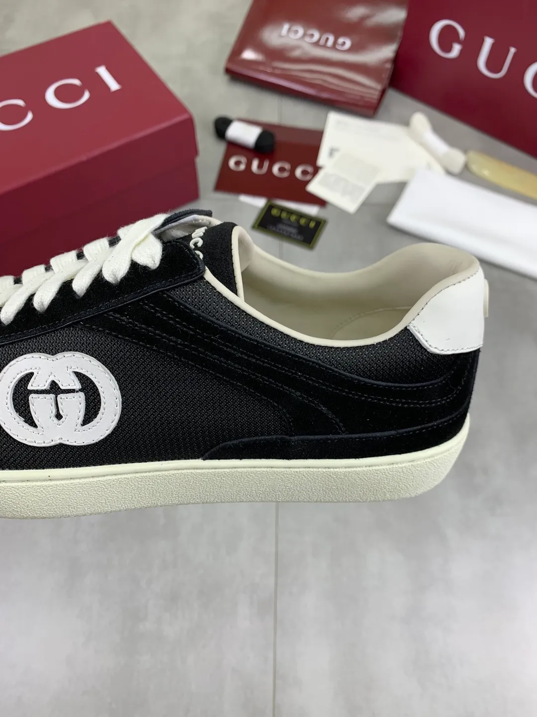 Men's shoes 💰P562 New GUCCI classic design moral training element catwalk model, matching version of top quality moral training shoes for men and women. Epoxy logo process is concave and convex, matching oil edge technology, punched cowhide cloth surface, suede cowhide surface splicing, breathable and not stuffy, the original overlasted shoe model is comfortable on the feet.  Fabric: Matched leather + cloth + mesh Lining: Water-dyed sheepskin Foot: Water-dyed sheepskin Outsole: Original molded TP matching environmentally friendly material Packaging: Top counter full set of packaging Female 35-42 (Female 41.42. Customized) Male 39-46 (46 customized)